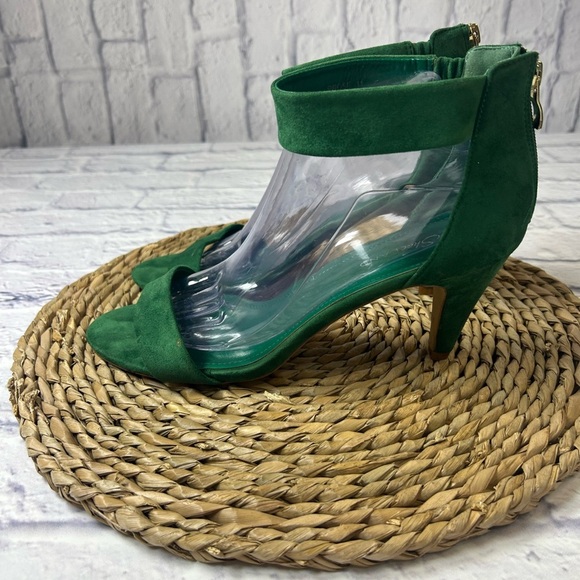 Elegant Green Suede Heels with Ankle Strap - Picture 2 of 7